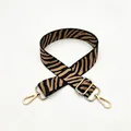 Dettaglio tracolla regolabile stampa zebrata con ganci girevoli in metallo dorato - Chiusura in Argento / N. 10 Zebra Cachi