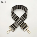Détail de la bandoulière pied-de-poule avec boucle réglable dorée et mousquetons - Pied-de-poule Noir Riz (A-1)