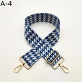 Détail de la bandoulière pied-de-poule bleu et blanc avec mousquetons en métal doré - Bleu Ciel (A-4)