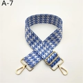 Détail d'une bandoulière pied-de-poule réglable avec mousquetons métalliques dorés - Bleu Lac (A-7)