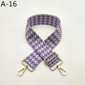 Détail d'une sangle pied-de-poule violette avec crochets et boucles en métal doré poli - Violet (A-16)