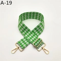 Détail de la bandoulière pied-de-poule vert avec ferrures métalliques dorées polies réglables - Vert (A-19)