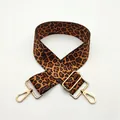 Detailsicht des Taschenriemens mit Leopardenmuster, Goldschnalle und Metallkarabinern - Silberverschluss / Braune Leopardenflecken (Nr. 3)