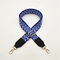 Bandoulière réglable à motif losange bleu et blanc avec mousquetons dorés - Fermoir en Argent / Bleu ciel avec cuir noir