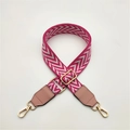 Détail de la sangle réglable à motif V rose et blanc avec crochets dorés - Fermoir en Argent / Rose