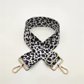 Detailansicht verstellbarer Taschenriemen mit lila Leopardenmuster und goldenen Karabinern - Silberverschluss / Lila Leopardenflecken (Nr. 5)