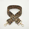 Detailansicht des verstellbaren Leopard-Schultergurts mit goldenen Karabinerverschlüssen - Silberverschluss / Helles Leopardenmuster (Nr. 8)