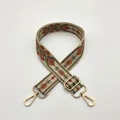 Dettaglio della tracolla tessuta geometrica con ganci dorati e fibbia regolabile - Chiusura in Argento / Khaki Arancione Rombo