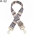 Nahaufnahme des ethnischen Webmusters auf verstellbarem Taschenriemen mit Goldhaken - Silberverschluss / Khaki-Raute (A-12)