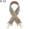 Gros plan sur bandoulière large en jacquard camouflage avec boucles dorées réglables - Style Camouflage Rose Vert (O-12) / Fermoir en Argent