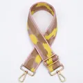 Détail d'une large bandoulière en nylon réglable avec motif serpent jaune et boucle dorée - Style Camouflage Jaune Brun Rose (O-17) / Fermoir en Argent