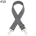 Détail d'une bandoulière grise tissée avec mousquetons dorés et boucle de réglage - Gris (N° 10)