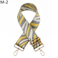 Vue macro d'une large bandoulière réglable à motif zèbre jaune avec crochets dorés - Fermoir en Argent / Gris (M-2)