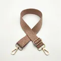Détail d'une bandoulière tisée marron et blanc réglable avec mousquetons dorés clairs - Marron (N° 17)