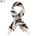 Détail de la bandoulière large motif zèbre avec mousquetons métalliques dorés - Fermoir en Argent / Rose Nude (M-7)
