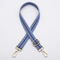 Détail de la bandoulière jacquard réglable avec motifs géométriques bleu et blanc et clips dorés - No.8 Bleu Gris à Carreaux