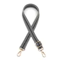 Détail d'une bandoulière jacquard réglable avec motifs noir et blanc et ferrures dorées - Style 10 Noir Blanc
