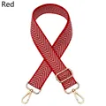 Vue détaillée de la bandoulière chevron rouge et argent avec crochets dorés réglables - Fermoir en Argent / Rouge