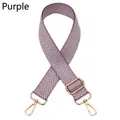 Détail de la bandoulière violette à chevrons avec mousquetons dorés brillants - Fermoir en Argent / Violet