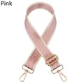 Détail de la bandoulière réglable à motif chevron rose et blanc avec crochets dorés - Fermoir en Argent / Rose