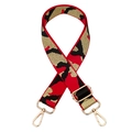 Vue détaillée de la bandoulière camouflage rouge avec mousquetons dorés et boucle réglable - Camouflage Rouge