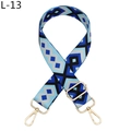 Dettaglio della tracolla regolabile con motivo geometrico blu e moschettoni dorati - Blu Chiaro e Blu Scuro Rombo (L-13) / Chiusura in Argento