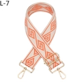 Détail de la bandoulière réglable à motif losange géométrique beige orange et boucles dorées - Motif Géométrique Orange (L-7)
