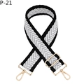 Détail de la bandoulière réglable tissée à chevrons avec mousquetons en métal doré - Bord Noir Gris Rayure (P-21)