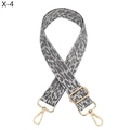 Nahaufnahme von grauem Leopard-Taschengurt mit polierten hellgoldenen Metallbeschlägen - Dunkelgrau Beige Leoparden-Stil (X-4 Silber Schnalle)