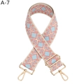 Dettaglio della tracolla regolabile in tessuto con motivo a rombi geometrici rosa e blu - Rosa Loto (A-7)