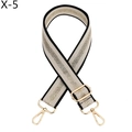Detail eines gewebten Taschenriemens mit Goldfäden und goldenen Metall-Karabinerhaken - Schwarz Weiß Gold Streifen-Stil (X-5 Silber Schnalle)