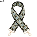 Dettaglio tracolla larga ricamata con motivi geometrici e moschettoni in metallo oro - Azzurro (A-9)