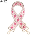 Vista dettagliata della tracolla etnica in jacquard con moschettoni dorati e fibbia - Rosa (A-12)