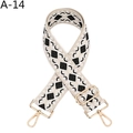 Dettaglio della tracolla a motivi geometrici con moschettoni metallici dorati - Bianco Nero (A-14)
