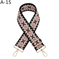 Dettaglio della tracolla intrecciata a rombi con ganci girevoli in metallo oro chiaro - Base Nera Rosa (A-15)