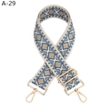 Details zur Rautenbestickung und goldener Metallschnalle am breiten Taschengurt - Hellblau