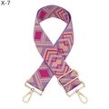 Dettaglio della tracolla jacquard geometrica viola con accessori in metallo dorato - Chiusura in Argento / Rombo Rosa Rosso (X-7)