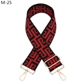 Detail eines rot-schwarzen Labyrinth-Schultergurts mit goldfarbenen Metallkarabinern - Silberverschluss / M-25 Rot