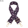 Detail eines verstellbaren Leopard-Taschenriemens mit goldenen Karabinern und lila Webart - Silberverschluss / Lila (B-21)