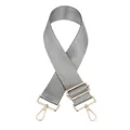 Gros plan sur la bandoulière en nylon gris avec fermoirs mousquetons en métal doré - Gris