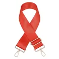 Détail de la bandoulière en nylon rouge avec tissage oblique et mousquetons dorés - No. 6 Orange