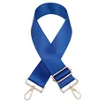 Détail de la bandoulière large en nylon bleu roi avec mousquetons et boucles dorés - N°12 Bleu Royal