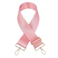 Détail de la bandoulière réglable en nylon rose avec mousquetons en métal doré - No. 13 Rose