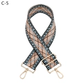 Dettaglio della tracolla jacquard geometrica con ganci e fibbia in metallo dorato - Chiusura in Argento / Rombo Blu Lago (C-5)