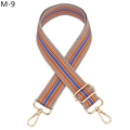 Detail eines verstellbaren Jacquard-Taschenriemens mit goldenen Karabinerhaken aus Metall - Silberverschluss / M-9 Orange
