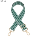Détail de la bandoulière tissée réglable à chevrons vert et blanc avec crochets dorés - M-16 Vert