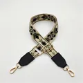 Detail von ethnischem Taschenriemen mit Gold-Metallschnallen und schwarzen Lederenden - Khaki Schwarz Raute mit Schwarzem Leder (Stil 2) / Silberverschluss
