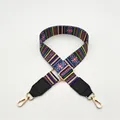 Detailaufnahme des bunten Ethno-Webgurts mit schwarzen Lederenden und Goldkarabinern - Mehrfarbig Rad mit Schwarzem Leder (Stil 10) / Silberverschluss