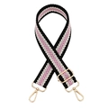 Dettaglio della tracolla tessuta regolabile in nero bianco rosa con ganci dorati - Righe Nero Rosa Fibbia Dorata