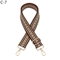 Détail macro de la bandoulière à motif géométrique avec crochets dorés et boucle réglable - C-7 Brun Kaki / Fermoir en Argent